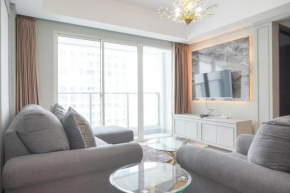 Warm and Elegant 2BR at The Kensington Royal Suites Apartment By Travelio